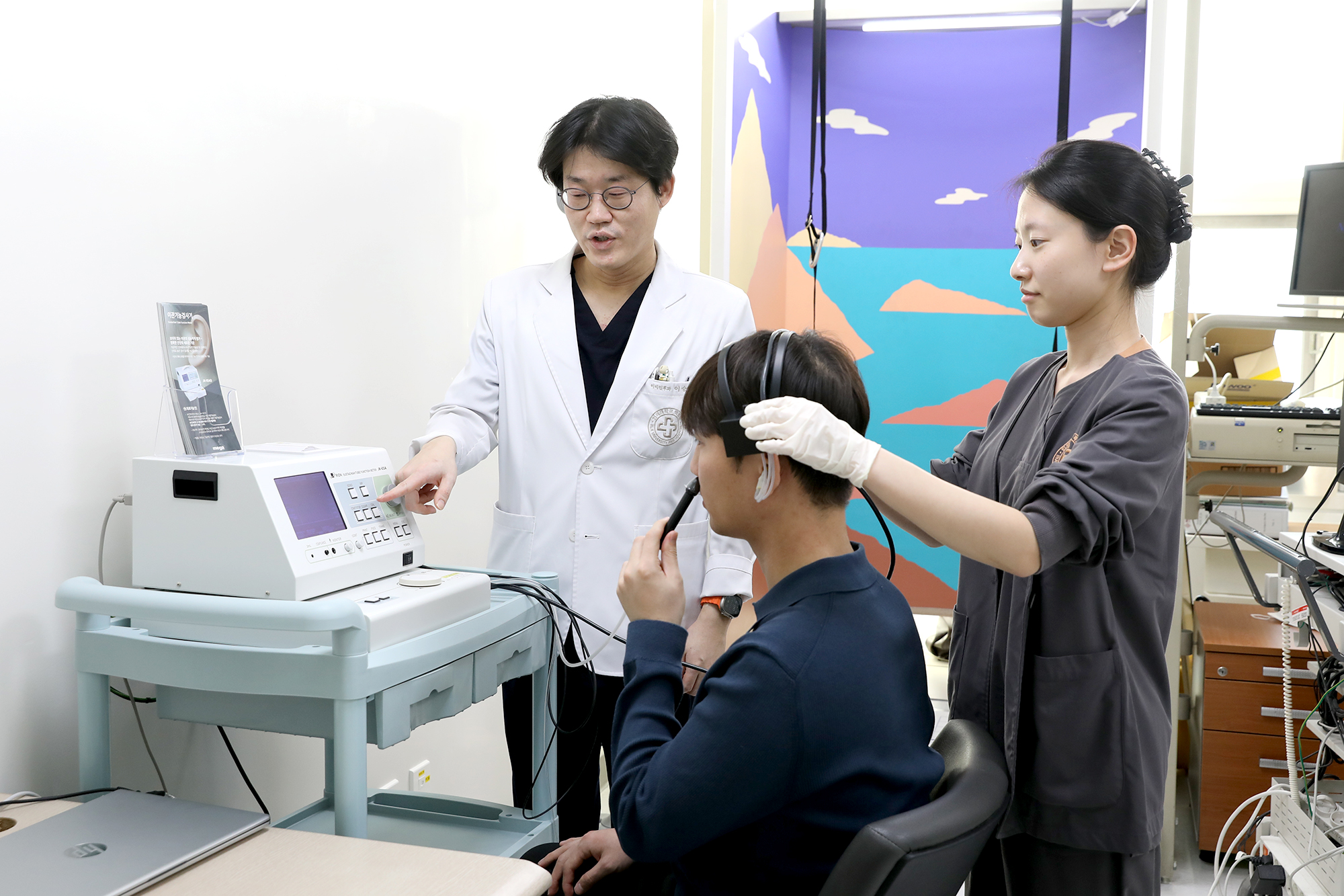  일산백병원 재활의학과, 산부인과, 소화기내과, 신경과, 호흡기내과, 영상의학과, 응급의학과 전문의 단체사진